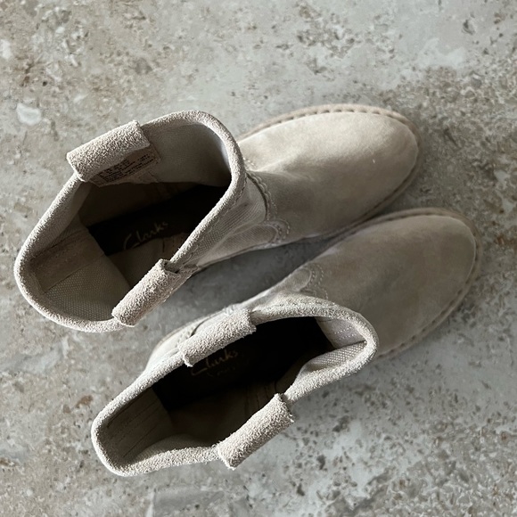 NEW Clarks Cabaret Stage Sand Booties, Suede Ankle Boots Size UK 7D, US 9½M - Picture 9 of 16